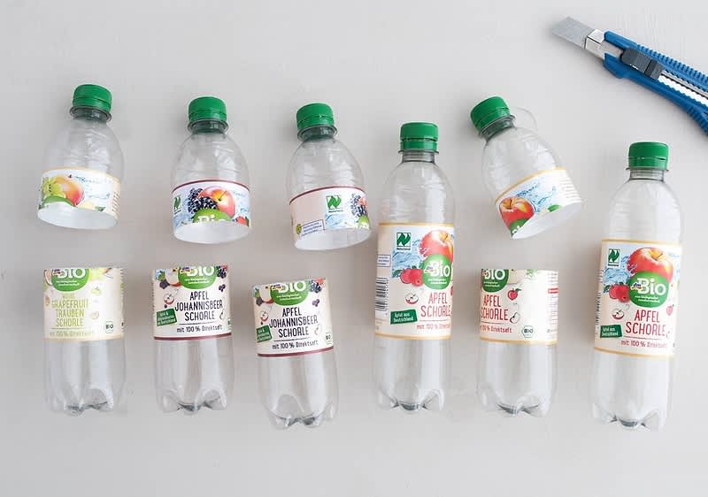 Prázdne a rozrezané fľaše