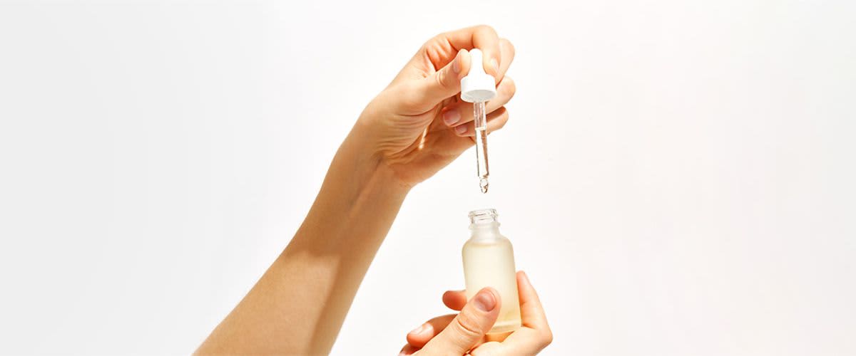 Kolagén vo flakóne s pipetou.