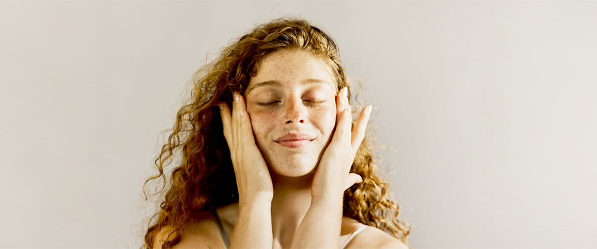 Žena sa stará o svoju pleť.