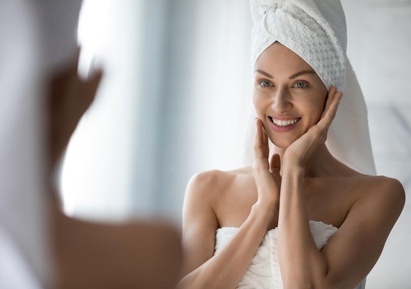 žena hladiaca si tvár