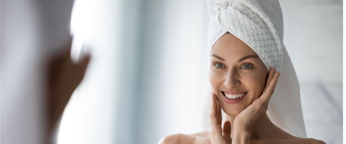 žena hladiaca si tvár