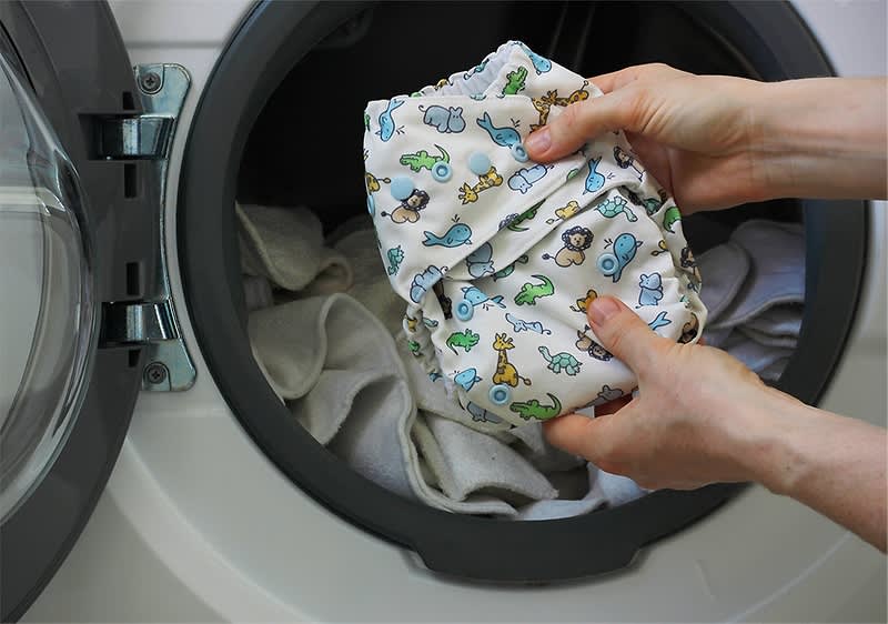 Pranie detských plienok v práčke