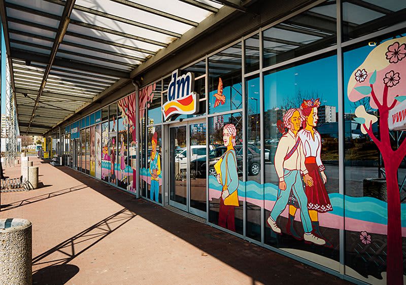 Ručne maľovaný výklad dm v Nitre