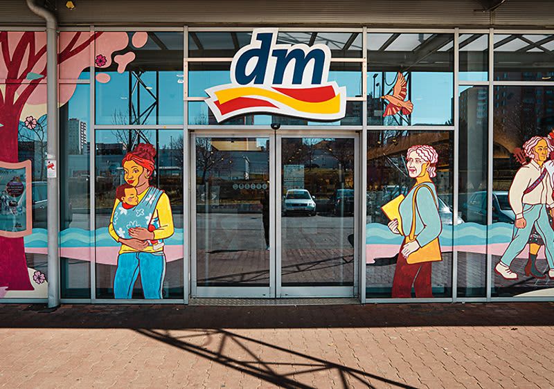 Ručne maľovaný výklad dm v Nitre