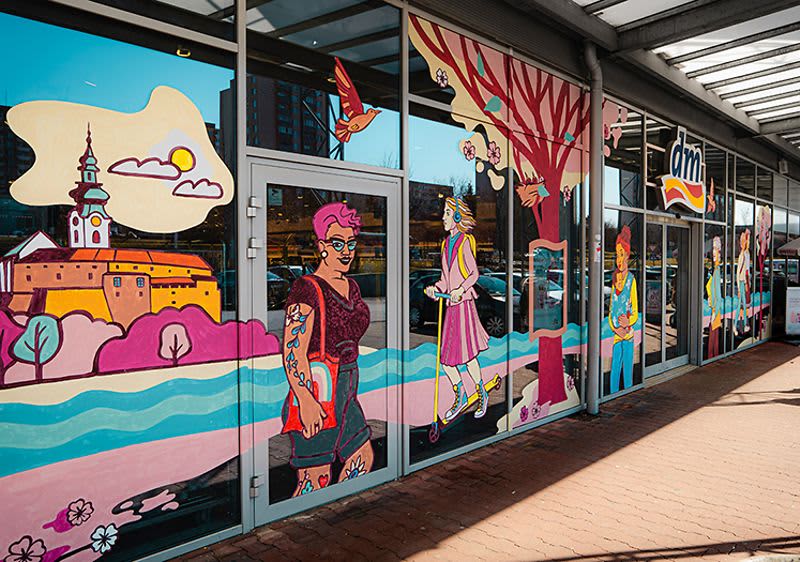 Ručne maľovaný výklad dm v Nitre