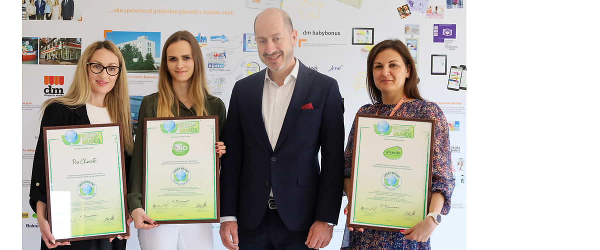 zamestnankyne dm s ocenením GREEN BRANDS a regionálnym riaditeľom GREEN BRANDS