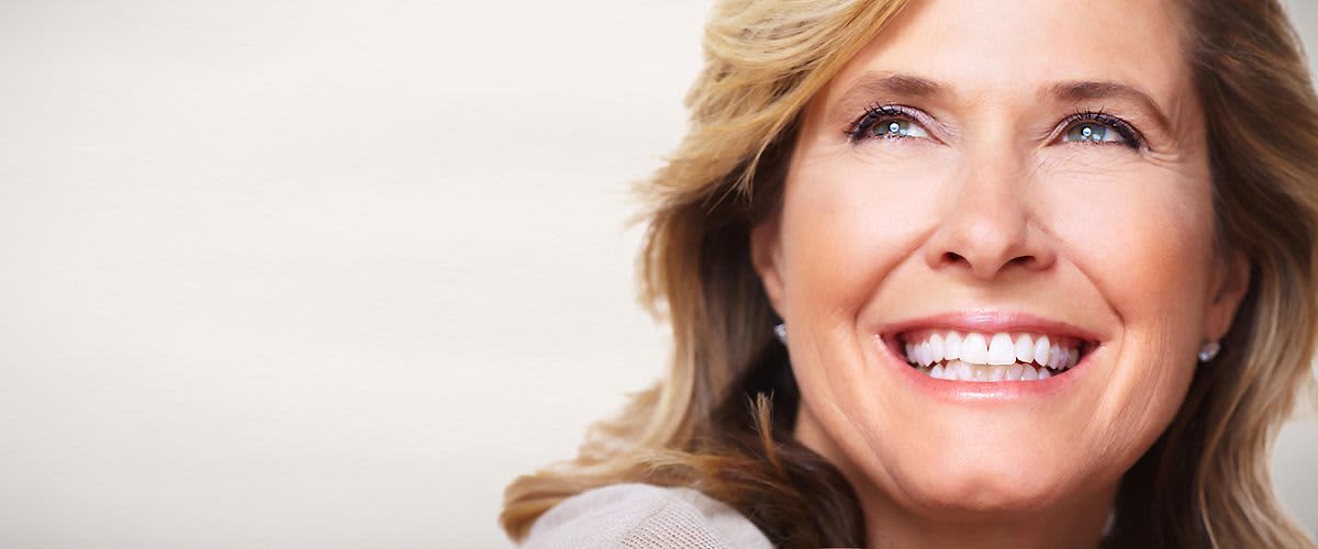 usmievajúca sa žena