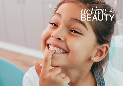 Dieťa ukazuje zuby.