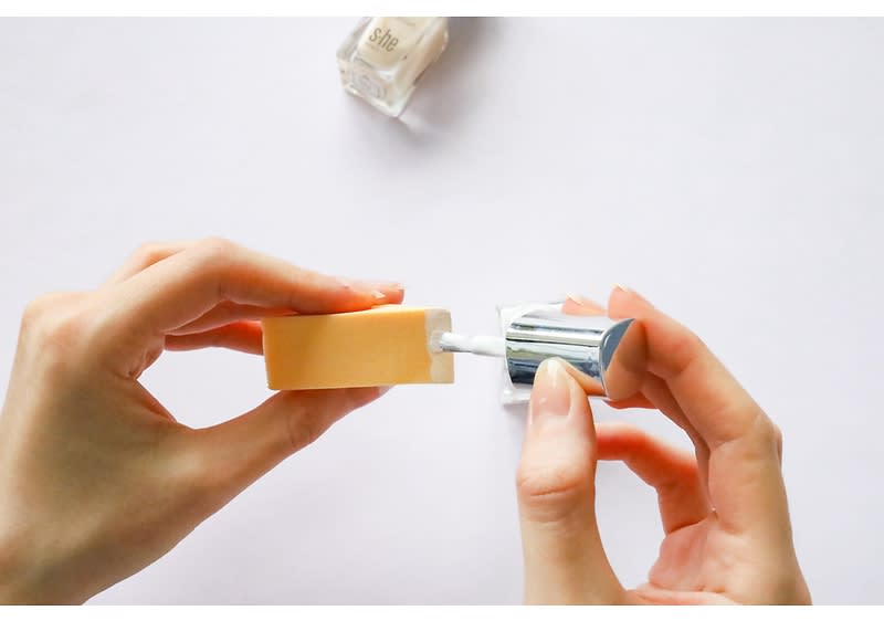 nanášanie bieleho laku na hubku