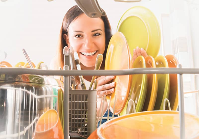 žena vyberá riad z umývačky