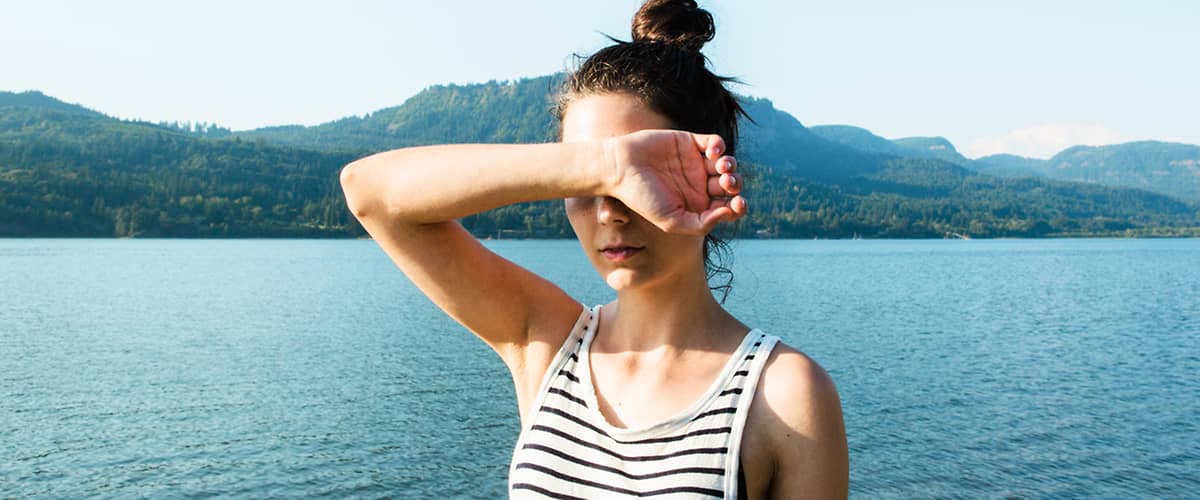 ženy zakrývajúca si oči pred slnkom