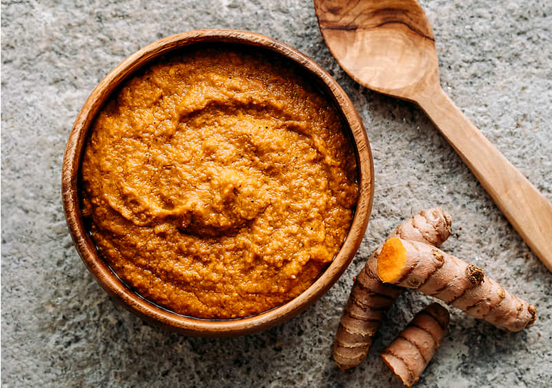miska s kurkumou a lyžicou