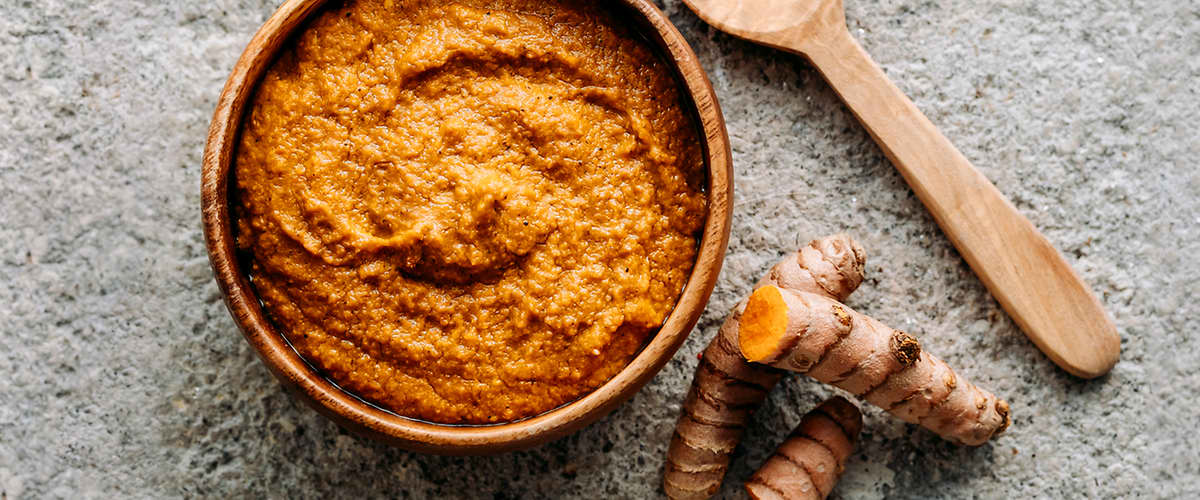 miska s kurkumou a lyžicou