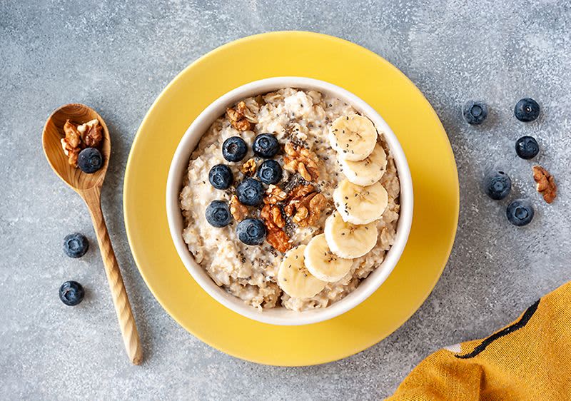 Miska s kašou, ovocím a orieškami.