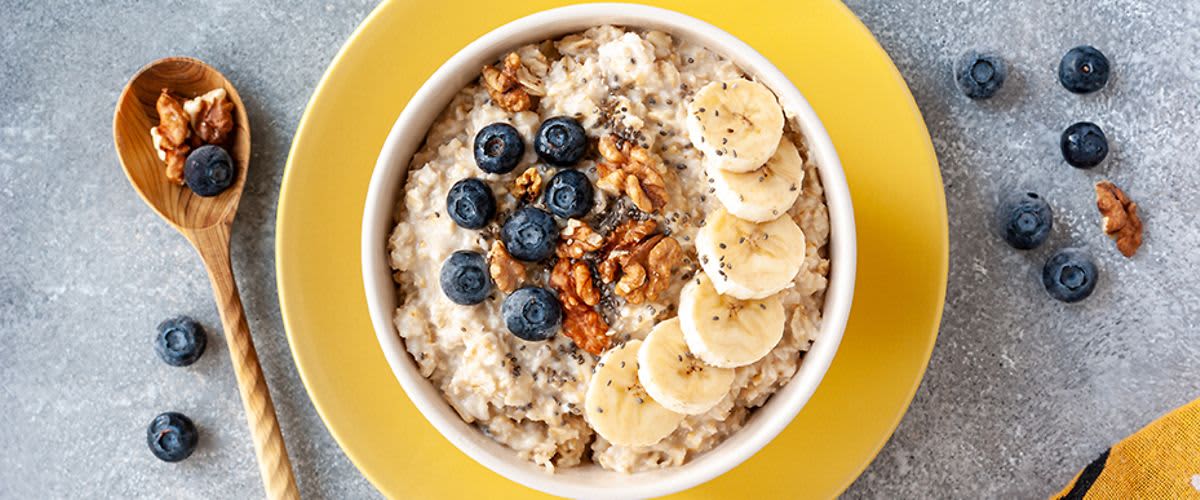 Miska s kašou, ovocím a orieškami.
