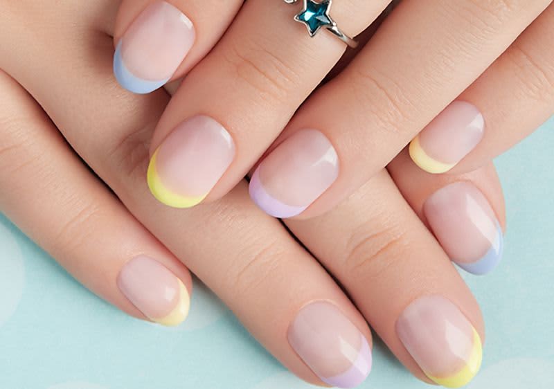 farebná francúzska manikúra