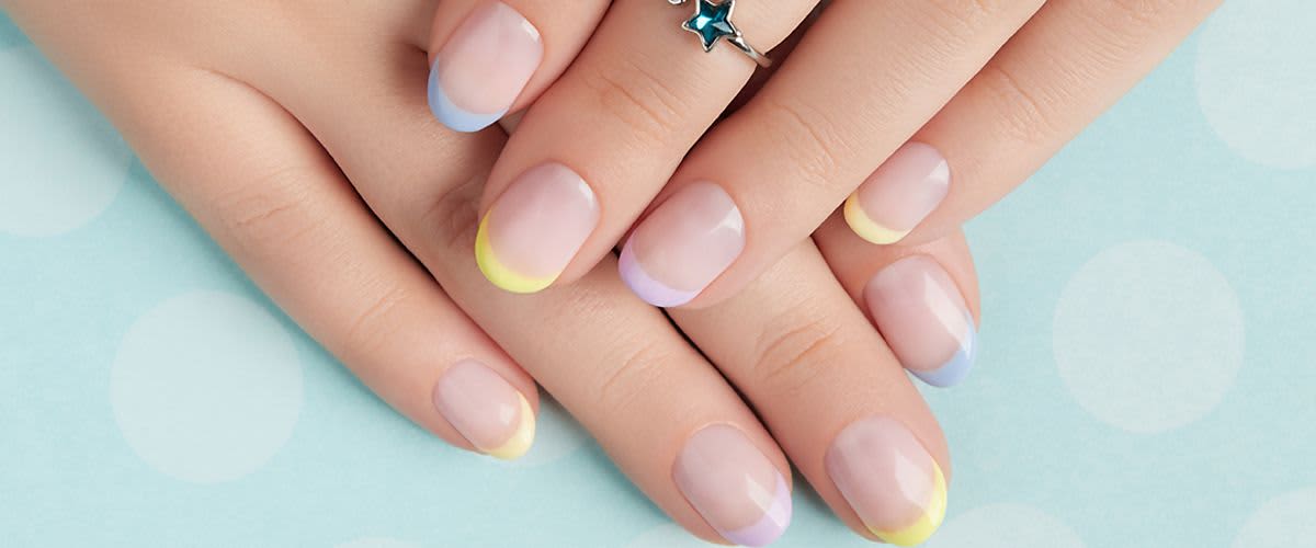 farebná francúzska manikúra