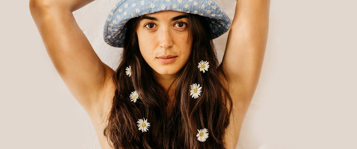 žena s kvetmi vo vlasoch