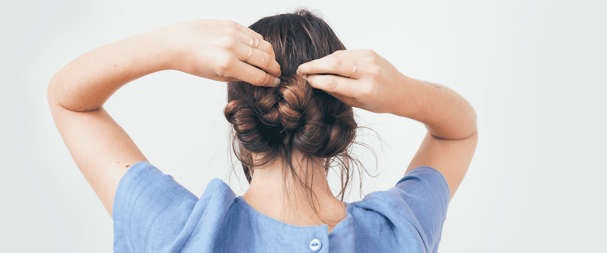 žena upravujúca si účes