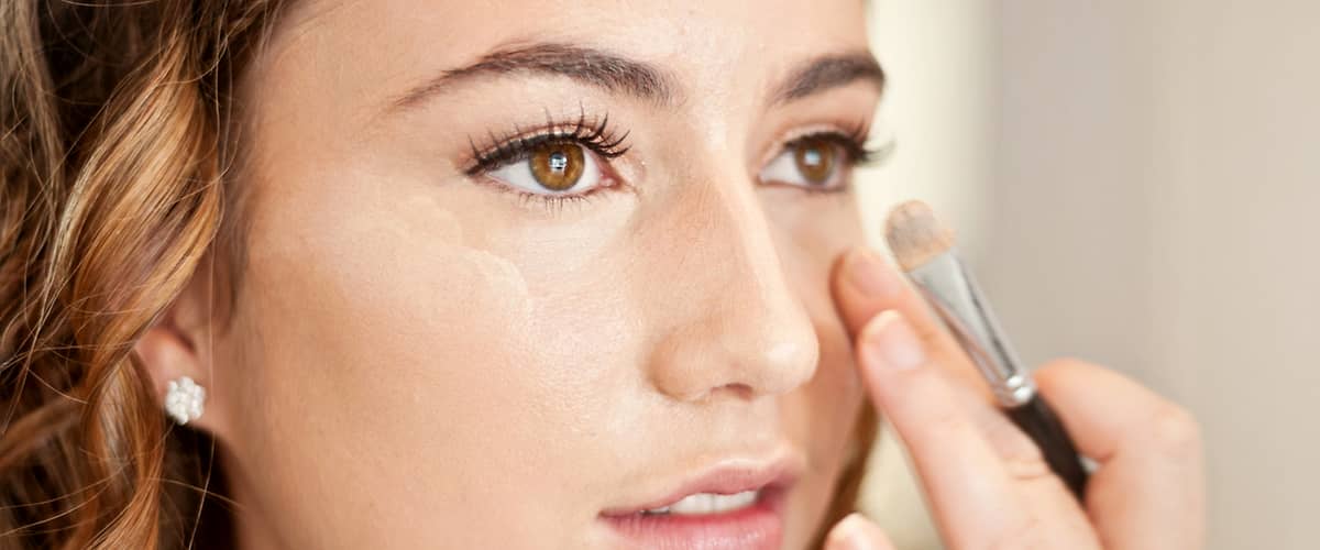 žena, ktorá si nanáša korektor