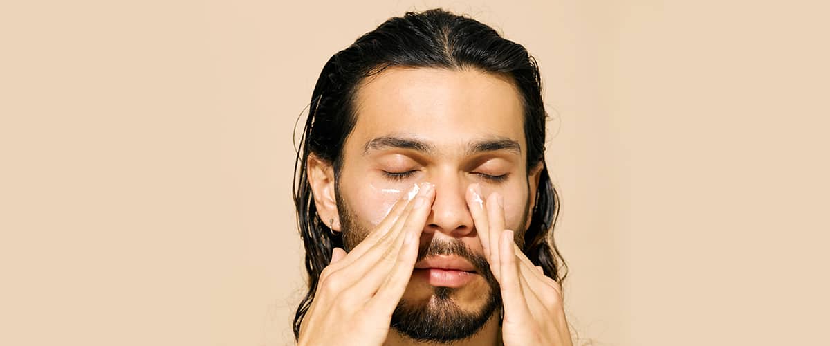 Muž natierajúci si tvár