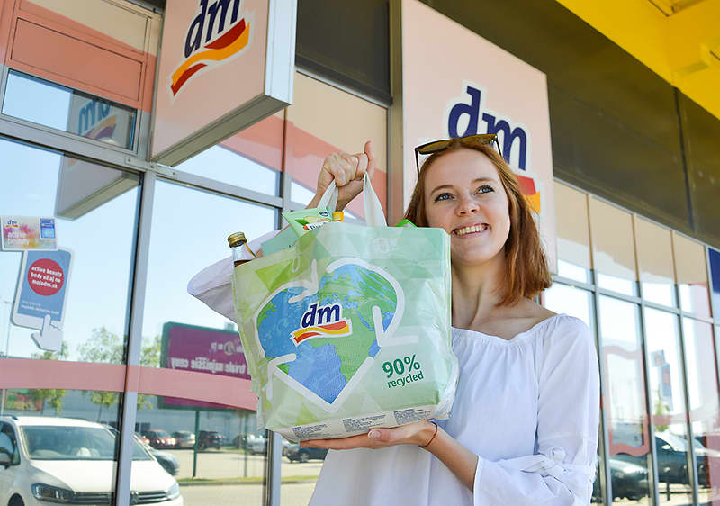 Žena si vyzdvihla expresnú objednávku v dm predajni.