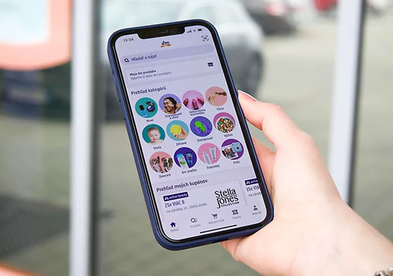 Mobil v ruke s aplikáciou Moja dm-App
