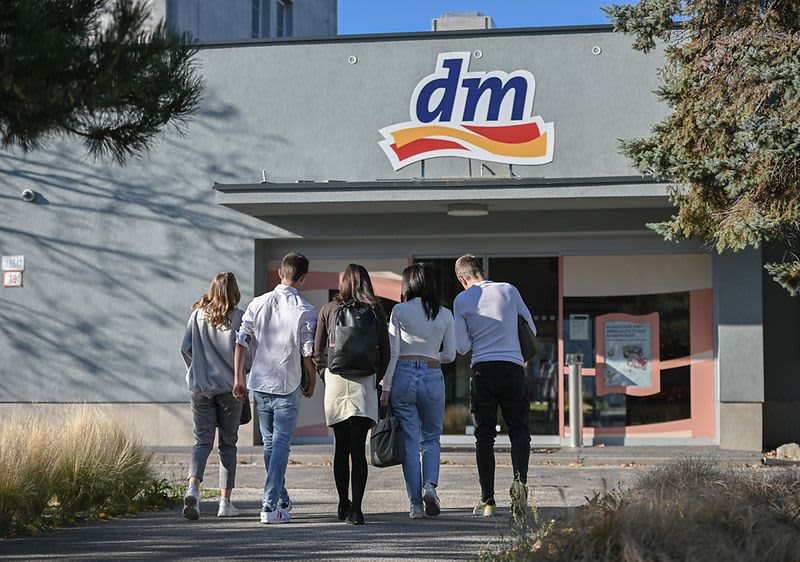 študenti pred centrálou dm