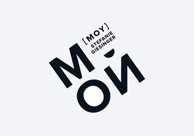 Blauer Hintergrund mit dem МОЙ Logo.