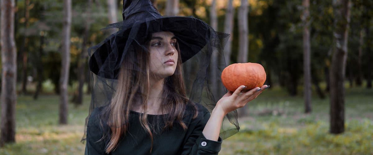žena v kostýme čarodejnice