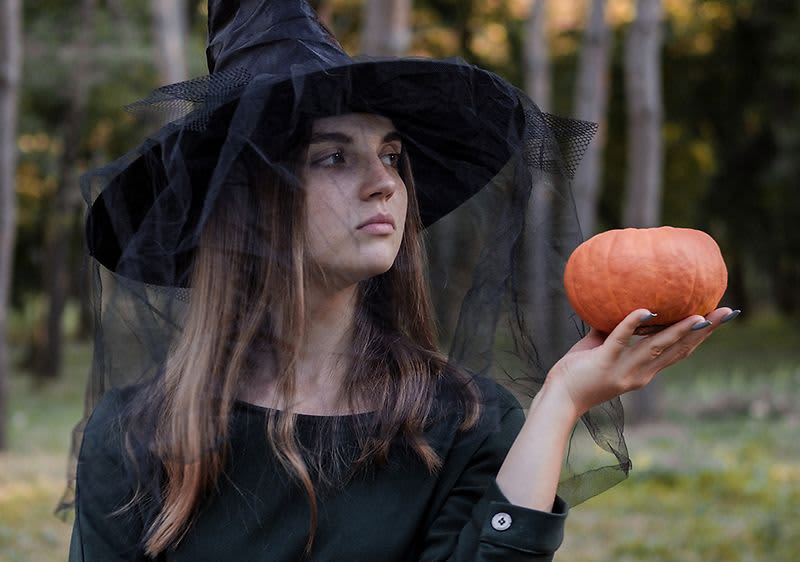 žena oblečená ako čarodejnica