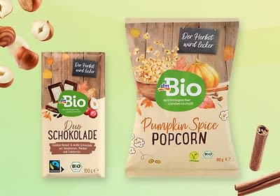 Čokoláda a popcorn s jesennými príchuťami na zelenom pozadí