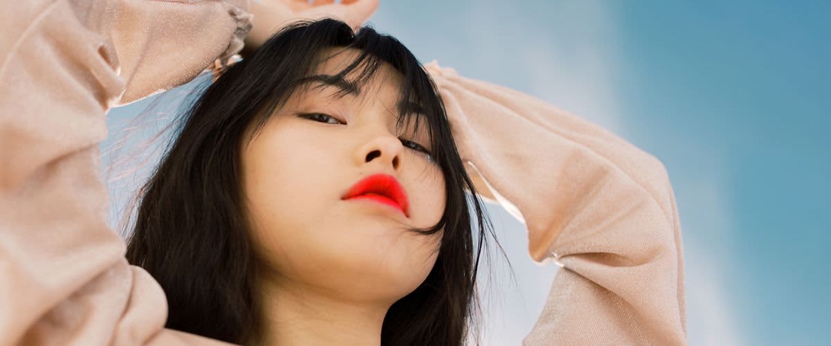 žena s červenými perami