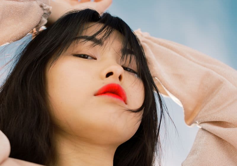 žena s červeným perami