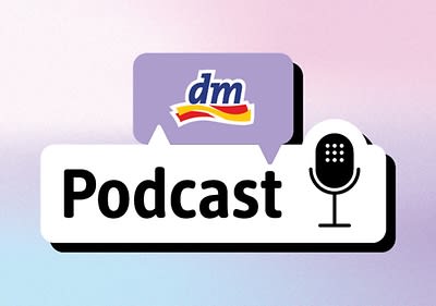 text "dm podcasty" a logo mikrofónu