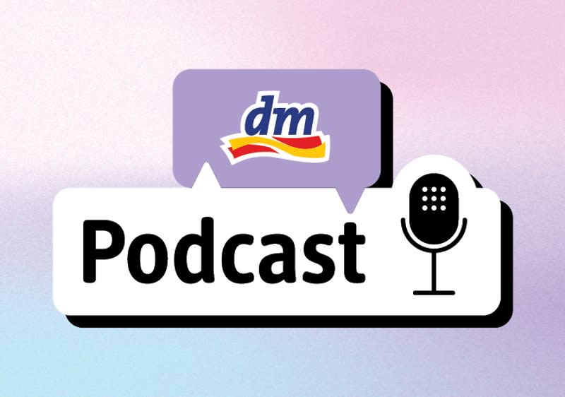 text "dm podcasty" a logo mikrofónu