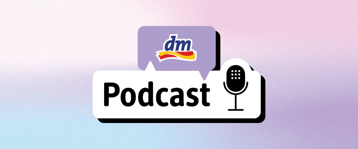 text "dm podcasty" a logo mikrofónu