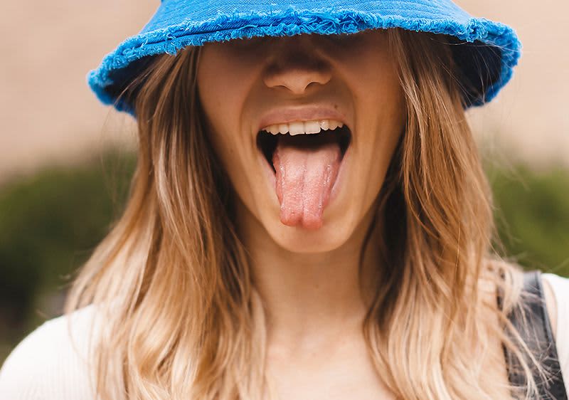 žena s povlakom na jazyku