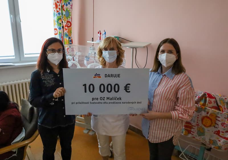 odovzdávanie symbolického poukazu pre OZ Malíček