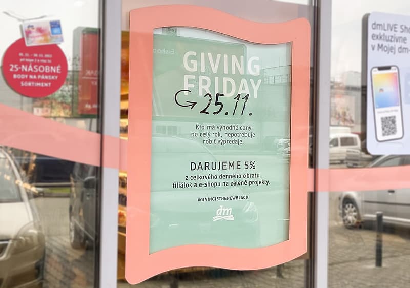 Giving Friday 25.11.2022 vo výklade dm predajne