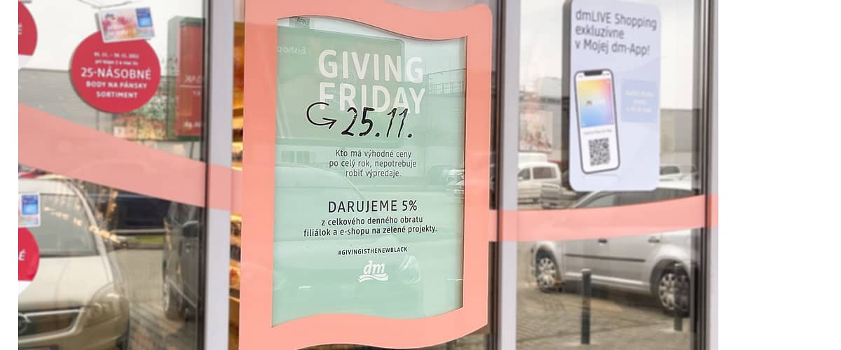 Giving Friday 25.11.2022 vo výklade dm predajne