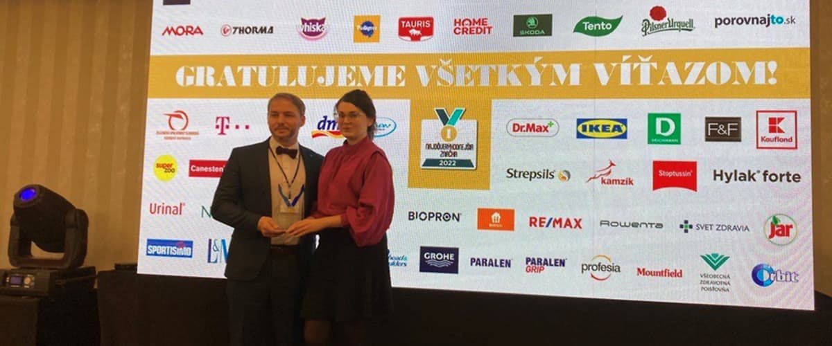Juraj Pronaj a Jana Lenhartová z dm prebrali ocenenie Najdôveryhodnejšia značka 2022