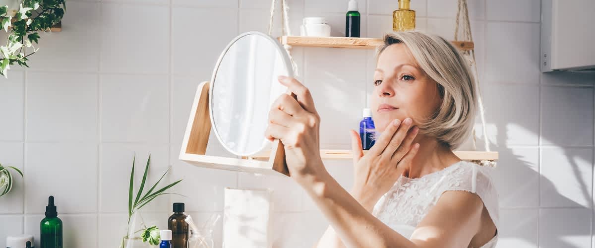 žena v kúpeľni pred zrkadlom