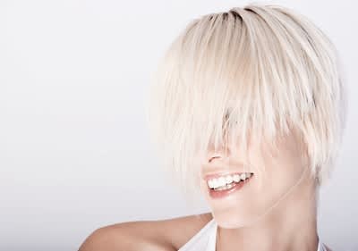 žena s platinovou blond
