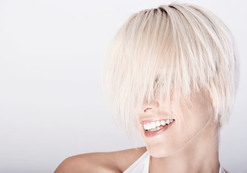 žena s platinovou blond