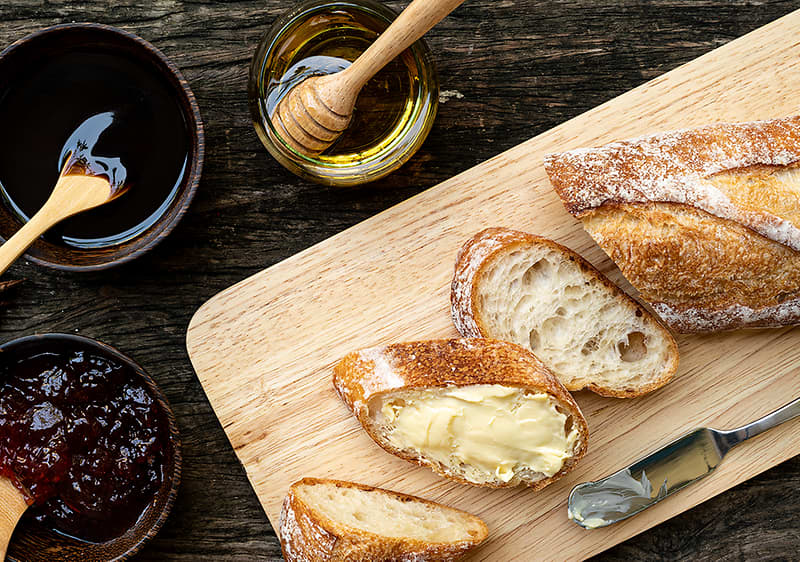 Chlieb, maslo a sladké nátierky