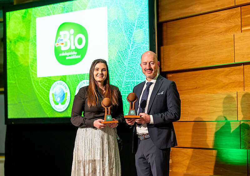 Simona Lukovics, asistentka nákupu zodpovedná za značky dm a András Wiszkidenszky, regionálny riaditeľ GREEN BRANDS