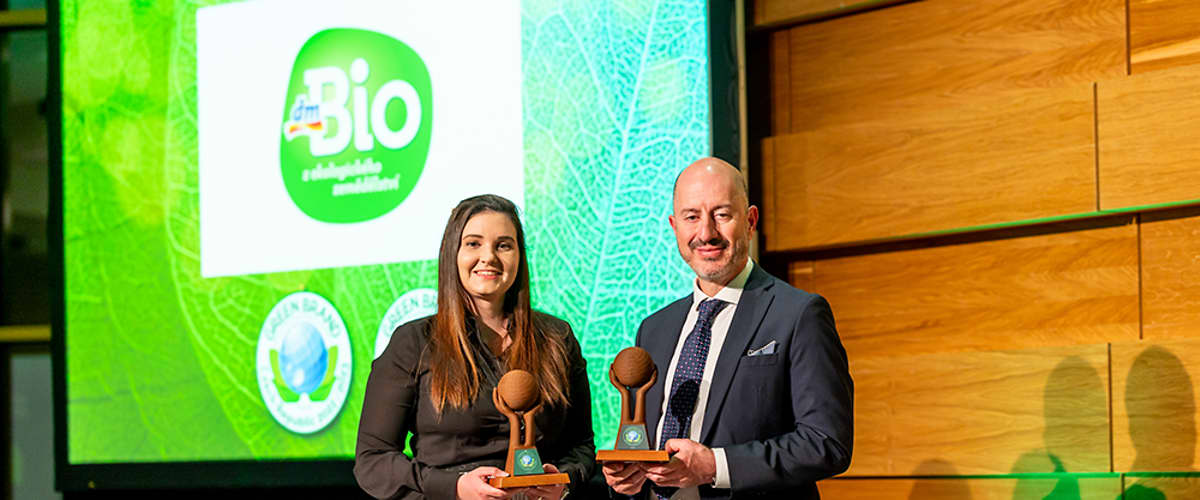 Simona Lukovics, asistentka nákupu zodpovedná za značky dm a András Wiszkidenszky, regionálny riaditeľ GREEN BRANDS
