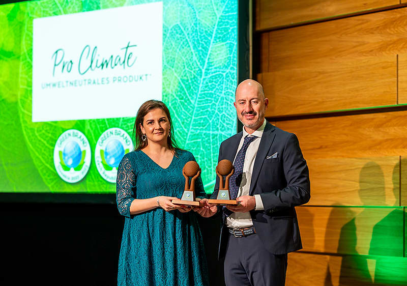 Elena Černáčková, asistentka nákupu zodpovedná za značky dm a András Wiszkidenszky, regionálny riaditeľ GREEN BRANDS