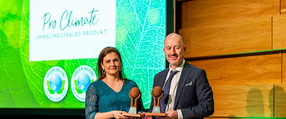 Elena Černáčková, asistentka nákupu zodpovedná za značky dm a András Wiszkidenszky, regionálny riaditeľ GREEN BRANDS